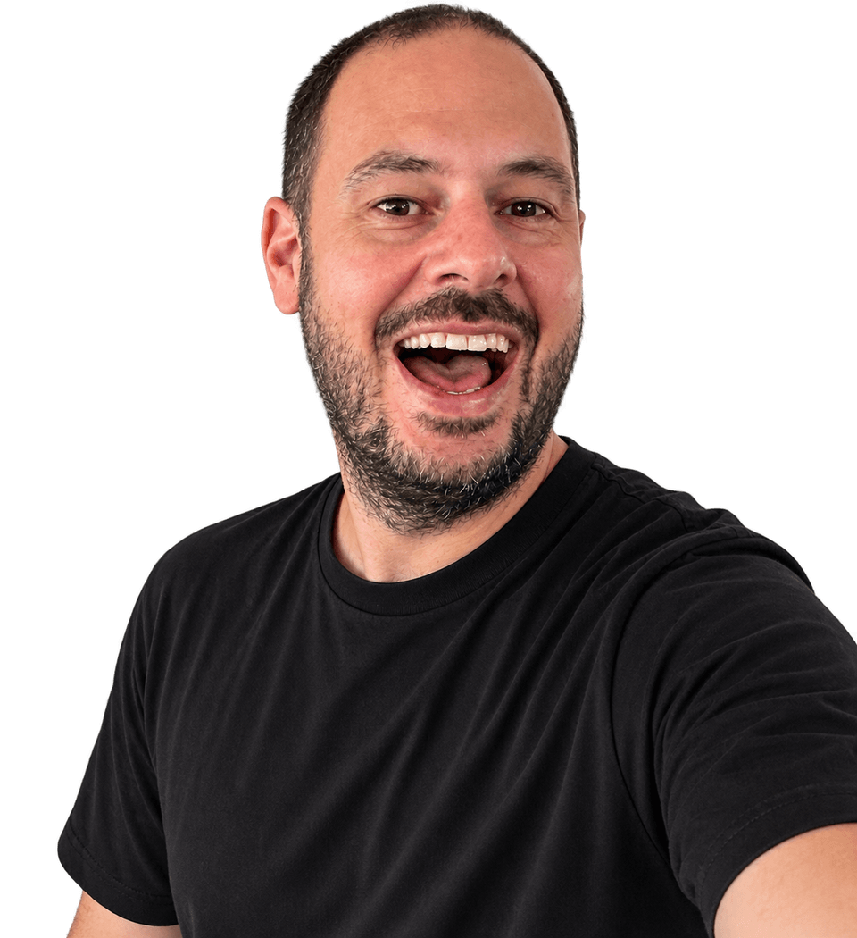 Patrick Moser, Gründer und Host von Stadtklub 1902 FM, lachend im schwarzen T-Shirt.